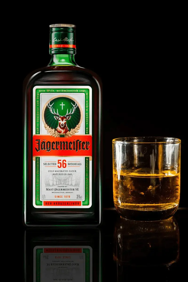 Botella de Jagermeister de Licor de Hiervas - Licorería al norte de Quito con entregas a domicilio las 24 horas La Huequita Quiteña